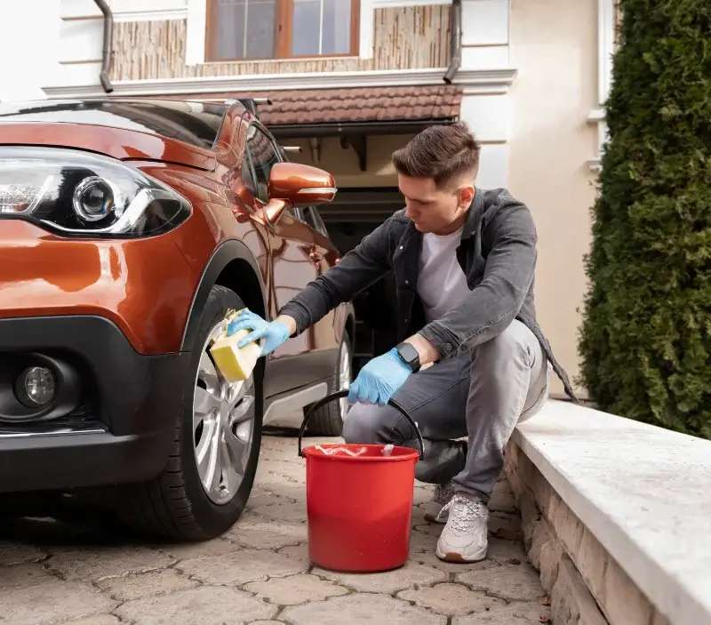 Lavage auto à domicile Saint-Cyr-du-Gault : professionnel intervenant sur un véhicule